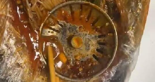 女生点外卖从碗里吃出地漏