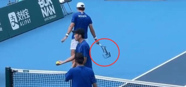 韩国选手输球后疯狂摔拍拒绝握手