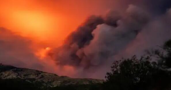 青岛栈桥拍照大爷被要求停止营业