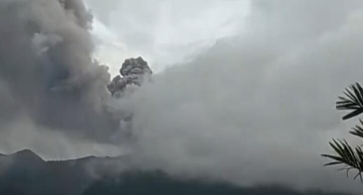 印度尼西亚马拉皮火山大喷发