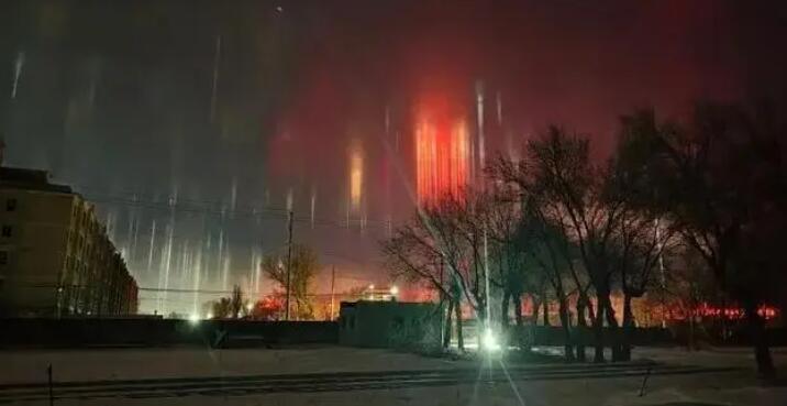 新疆天空中现寒夜灯柱
