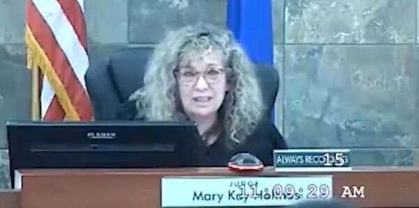 拉斯维加斯女法官当庭遭嫌犯攻击