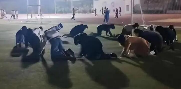 贵阳一马路上夜间多人爬行