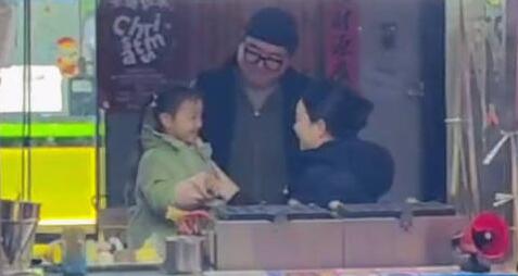 听障父母摆摊给女儿买人工耳蜗