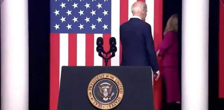 拜登发表强硬讲话后被夫人领下讲台