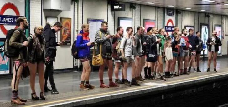 伦敦举行不穿裤子搭地铁活动
