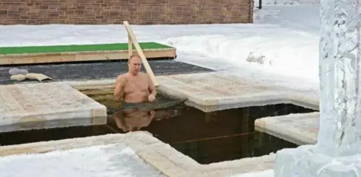 普京为庆祝主显节跳入冰窟窿受洗礼