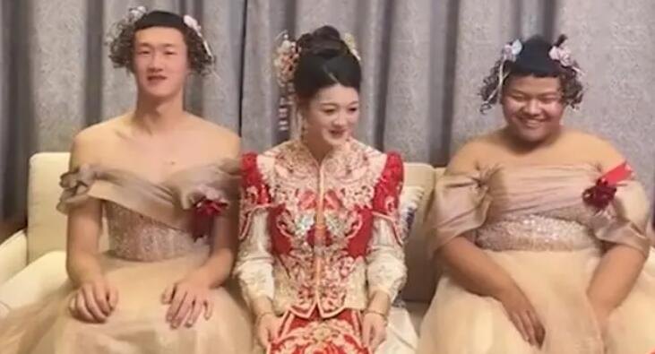 新娘让两个弟弟穿裙子当伴娘