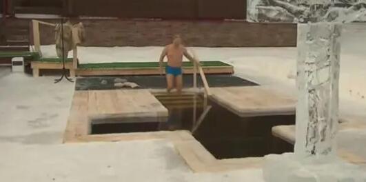 普京跳入冰窟窿受洗礼