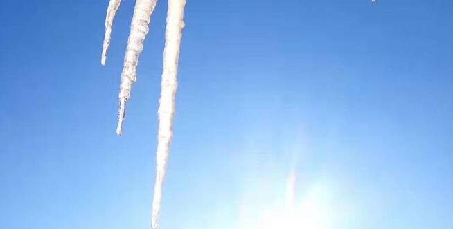 大熊猫睡觉口水被冻成冰溜子