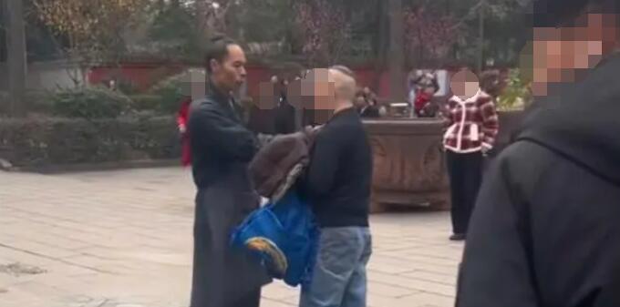 游客偷许愿池的钱遭呵斥