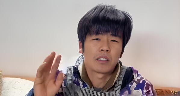 粥饼伦回应称不知道哪像周杰伦