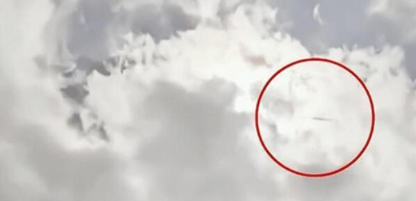 美国日全食期间惊现不明飞行物