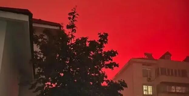 武汉凌晨现红色大雾血色天空