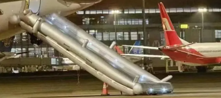 曝东航空姐释放滑梯后还跳了下去