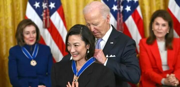 拜登向杨紫琼授予总统自由勋章