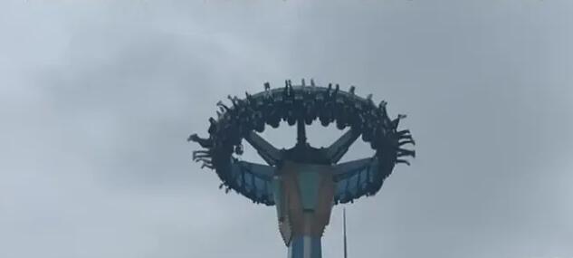 大摆锤停摆游客被倒挂最高点