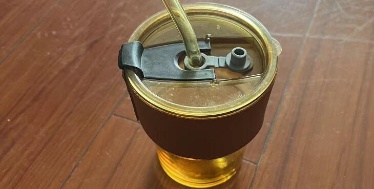 长期用吸管喝水可能会加深唇纹