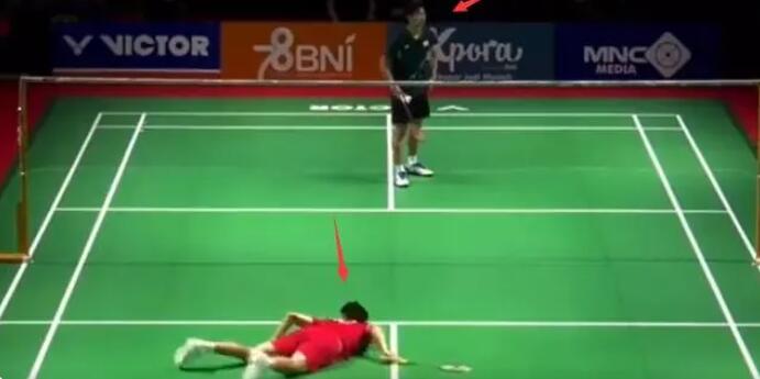 张志杰教练上前查看疑被阻止