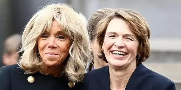 法德总统夫人在犹太人纪念碑前大笑