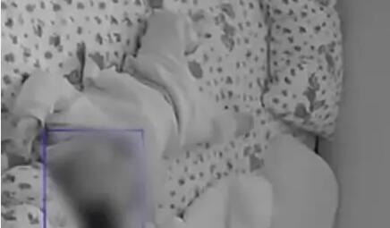 婴儿被保姆随手甩飞扔床上