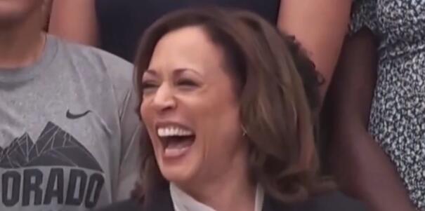 哈里斯大谈拜登成就魔性大笑