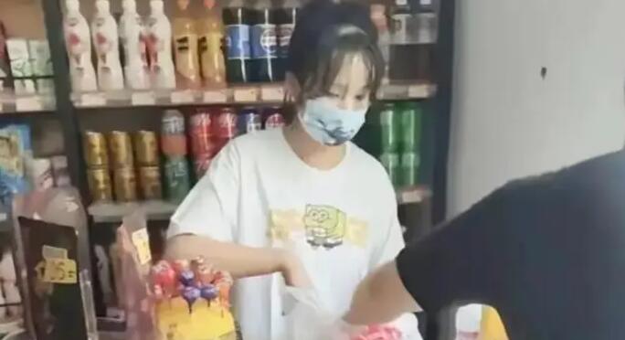 奶茶店老板娘回应穿着性感被举报