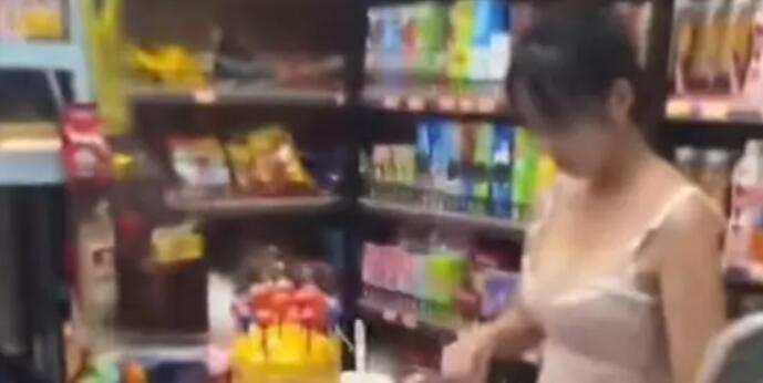 超市老板娘穿着暴露被投诉