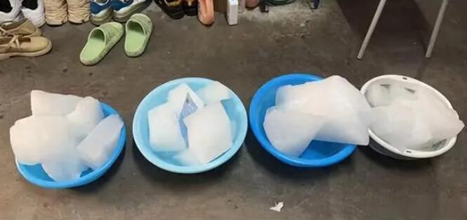 宿舍没空调大学生排队领冰块