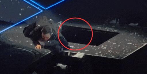 63岁刘德华演唱会踩空摔倒