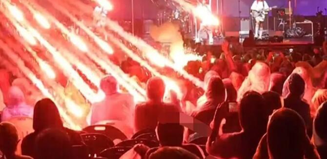 韩国音乐节烟火射向观众