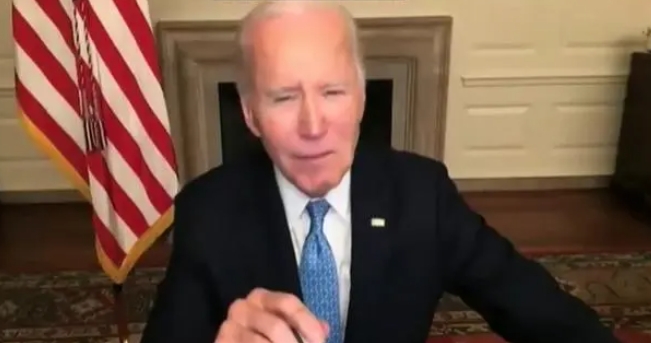 特朗普穿环卫工背心演讲