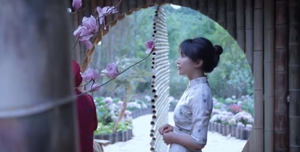 李子柒拿柴房造了一个森林衣帽间