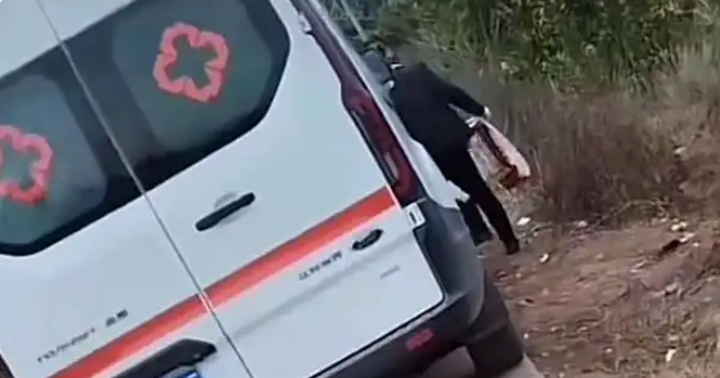 救护车开到地里采摘柑橘