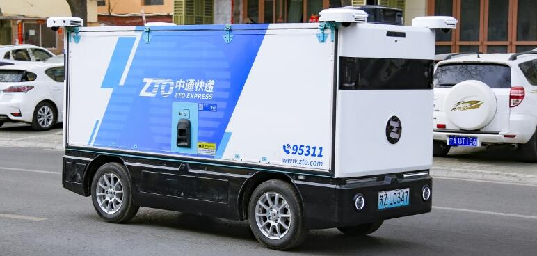 中通快递无人车逆行致堵车