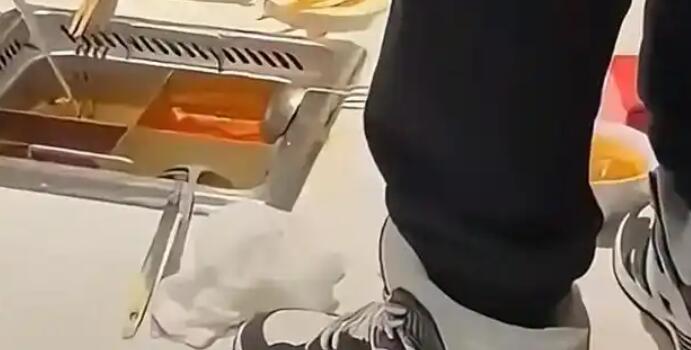 海底捞火锅店小便事件