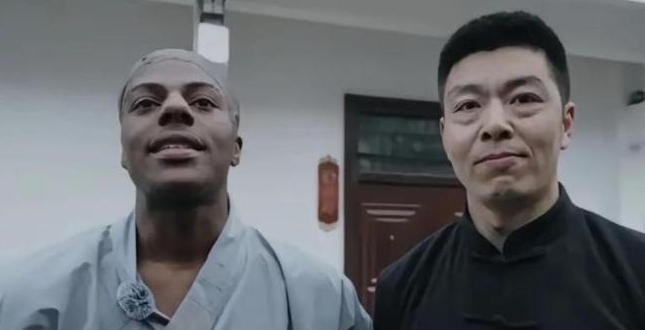 甲亢哥与师父告别时拿钱感谢