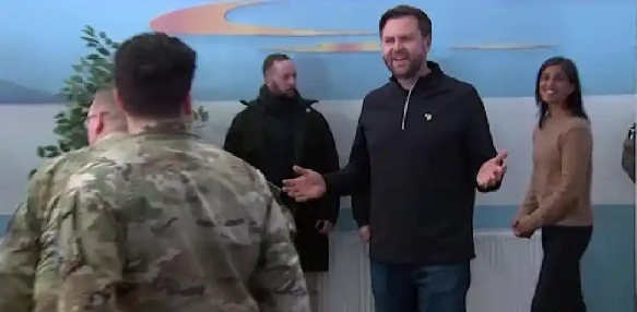 万斯强行登上格陵兰岛